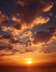 Fototapeta premium 柔らかな雲と暖かい色合いの黄金の夕焼け空