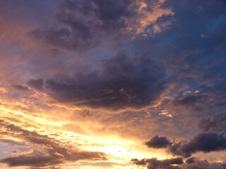 Stratocumuluswolken am Abendhimmel.