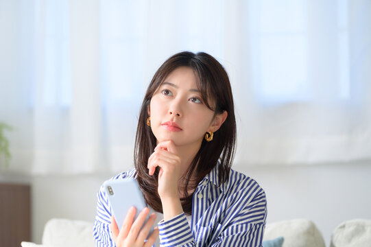 考える日本人女性
