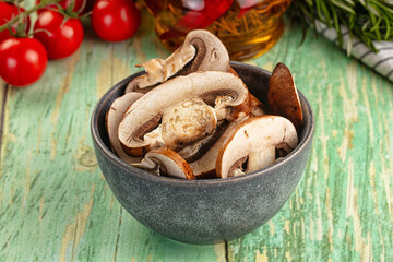 Sliced raw brown royal champignon