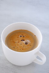 ミルクをたっぷり入れたコーヒー、カフェ・ラテを淹れて、のんびりくつろいでいるイメージ
