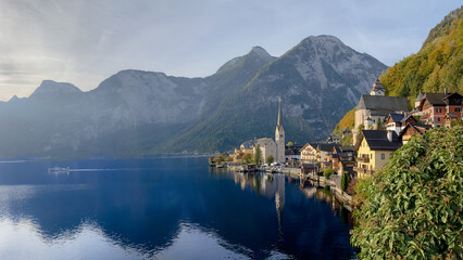 Fototapeta premium Hallstatt, Austria, from viewpoint with ferry boat (panorama)