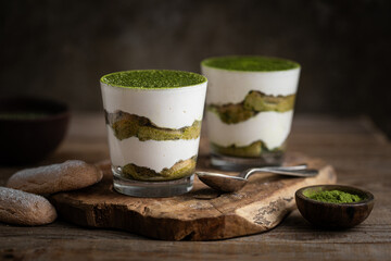 tiramisu fait maison au thé matcha vert et biscuits boudoir
