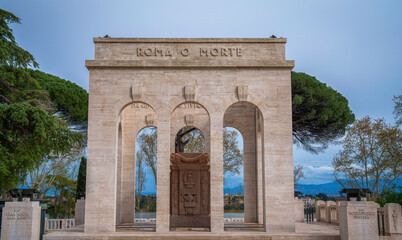 Obraz premium Mausoleo Ossario Garibaldino – Monumental Memorial to Garibaldi’s Fallen on Janiculum Hill, Rome, Italy