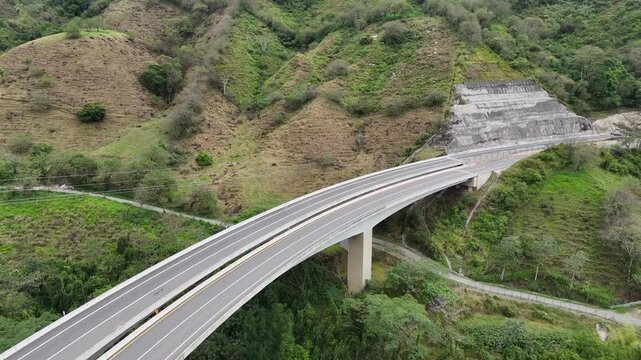 Video a&eacute;reo realizado con drone sobre la nueva v&iacute;a que pertenece a la "Conexi&oacute;n Pac&iacute;fico 1" unidad Funcional 2 en  las zonas rurales de los municipios de Amag&aacute; y Titirib&iacute;, Antioquia, Colombia.
