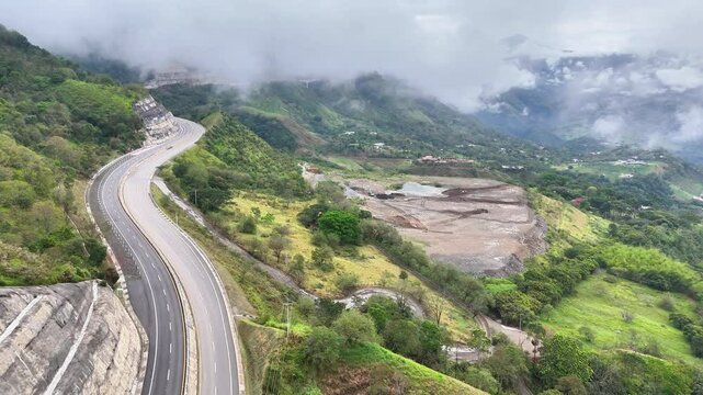 Video a&eacute;reo realizado con drone sobre la nueva v&iacute;a que pertenece a la "Conexi&oacute;n Pac&iacute;fico 1" unidad Funcional 2 en  las zonas rurales de los municipios de Amag&aacute; y Titirib&iacute;, Antioquia, Colombia.