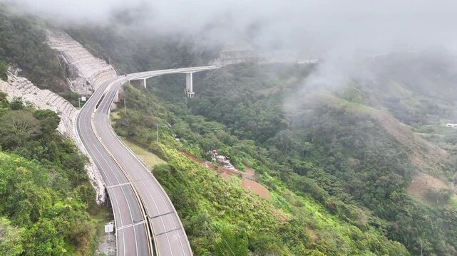 Video a&eacute;reo realizado con drone sobre la nueva v&iacute;a que pertenece a la "Conexi&oacute;n Pac&iacute;fico 1" unidad Funcional 2 en  las zonas rurales de los municipios de Amag&aacute; y Titirib&iacute;, Antioquia, Colombia.