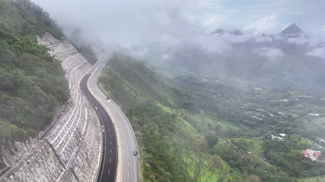 Video a&eacute;reo realizado con drone sobre la nueva v&iacute;a que pertenece a la "Conexi&oacute;n Pac&iacute;fico 1" unidad Funcional 2 en  las zonas rurales de los municipios de Amag&aacute; y Titirib&iacute;, Antioquia, Colombia.