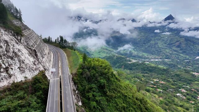 Video a&eacute;reo realizado con drone sobre la nueva v&iacute;a que pertenece a la "Conexi&oacute;n Pac&iacute;fico 1" unidad Funcional 2 en  las zonas rurales de los municipios de Amag&aacute; y Titirib&iacute;, Antioquia, Colombia.