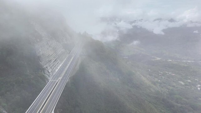 Video a&eacute;reo realizado con drone sobre la nueva v&iacute;a que pertenece a la "Conexi&oacute;n Pac&iacute;fico 1" unidad Funcional 2 en  las zonas rurales de los municipios de Amag&aacute; y Titirib&iacute;, Antioquia, Colombia.