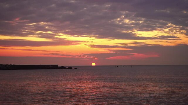 Espectacular amanecer del sol con reflejos en el agua