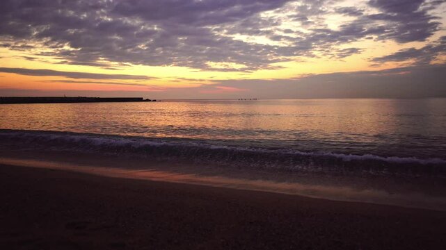 Amanecer en la playa, agua y olas 