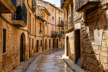 Obraz premium Very old houses in narrow alleys in the tourist town of Calaceite, Aragon, Spain.