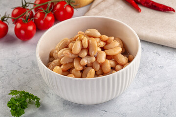 Canned white beans in the bowl