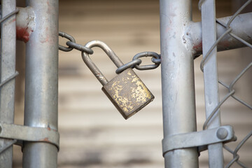 Naklejka premium Gold, bronze pad lock and chain