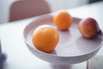 Orangen & Apfel auf moderner Obstschale