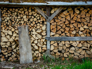 Brennholz Lager im Freien © focus finder