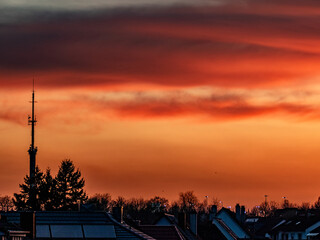Abendhimmel nach Sonnenuntergang über den Dächern einer Kleinstadt