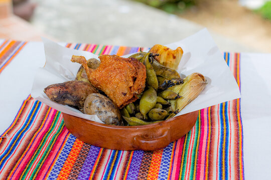 Comida tipica peruana, tradicional pachamanca de cuy