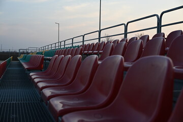 trybuny sportowe siedziska kolorowe © Miroslaw