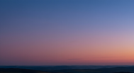 Fototapeta premium Serene gradient sky at dusk blending slate blue and mauve colors seamlessly