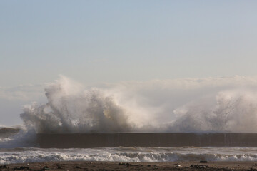 防波堤に打ち寄せる波