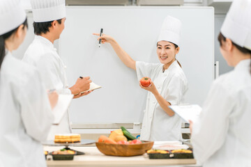 調理師のセミナー・専門学校・社員教育で教える講師の女性
