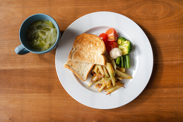 トーストと野菜の朝食プレート