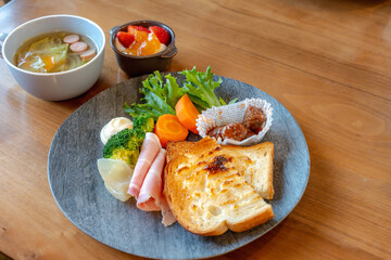 トーストと彩り豊かな洋朝食プレート