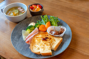 トーストと彩り豊かな洋朝食プレート