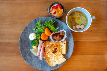 トーストと彩り豊かな洋朝食プレート