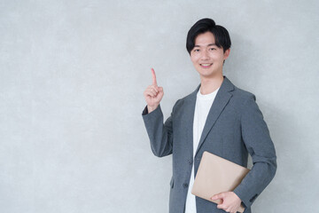 指差すオフィスカジュアルのビジネスマン