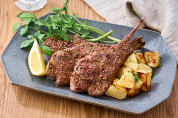 ラムチョップのステーキ｜クレソンとポテトの付け合わせ