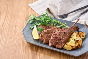 ラムチョップのステーキ｜クレソンとポテトの付け合わせ