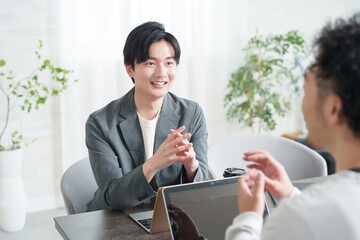 会議する男性ビジネスマン
