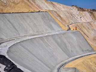 Slope stabilization with shotcrete and soil-cement materials in a mine