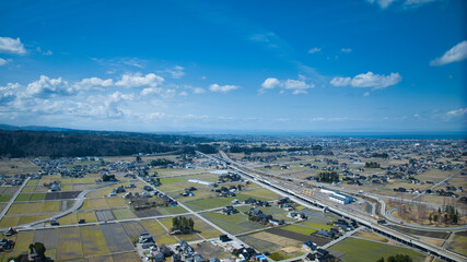 日本の富山県にある黒部市にある高速道路や新幹線の高架橋などの画像