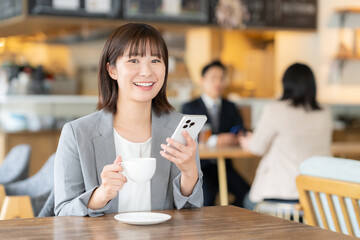 カフェでくつろぐビジネスウーマン
