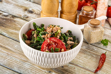 Salad with canned tuna and beans