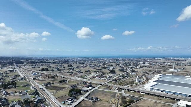 黒部市上空から見た北陸自動車道の黒部インターチェンジや北陸新幹線