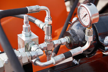 Manometer and hoses of hydraulic machine