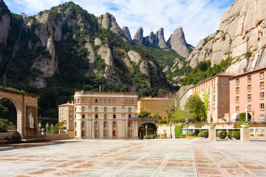 Panor&aacute;mica del complejo con sus edificios de piedra y las monta&ntilde;as dentadas como tel&oacute;n de fondo.