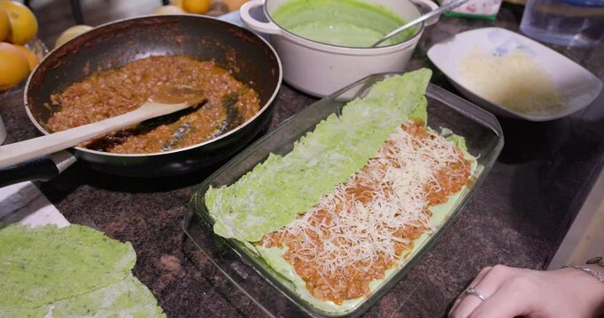 Preparation of lasagne from green (pasta) with bear garlic 