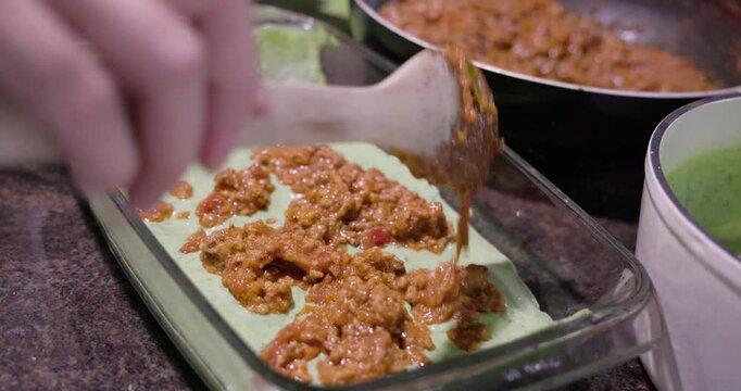Preparation of lasagne from green (pasta) with bear garlic 