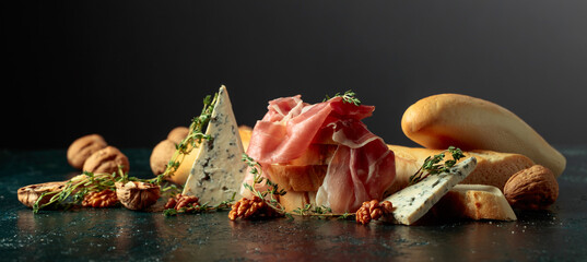 Delicate prosciutto with blue cheese, crispy baguette, crunchy walnuts, and fragrant thyme.