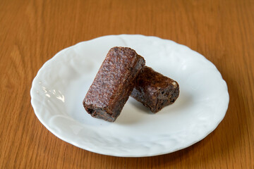 白い皿に盛られた二つの黒糖ふ菓子