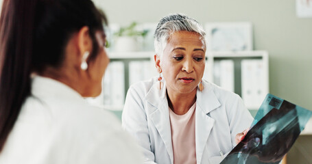 Obraz premium Consulting, healthcare or x ray with doctor and patient in office of hospital for diagnosis. Appointment, feedback or radiology with mature medical professional and woman in clinic for treatment