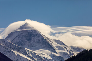 La Dent blanche auréolée de nuages, dans les Alpes Valaisannes.