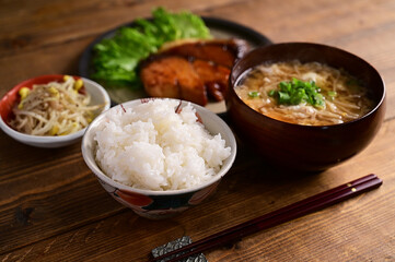 一汁二菜　ブリの照り焼きともやしのナムル
