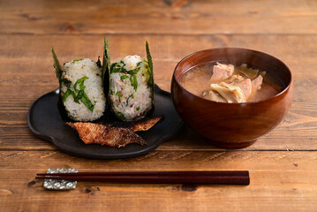 秋鮭の混ぜおにぎりと鮭の味噌汁